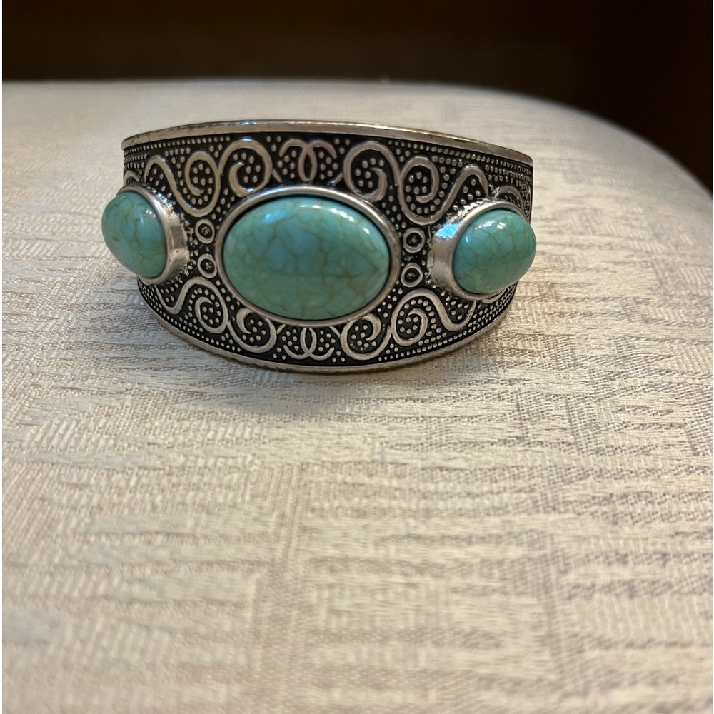 Women’s Turquoise and Silver Hinged Bangle Beacelet.